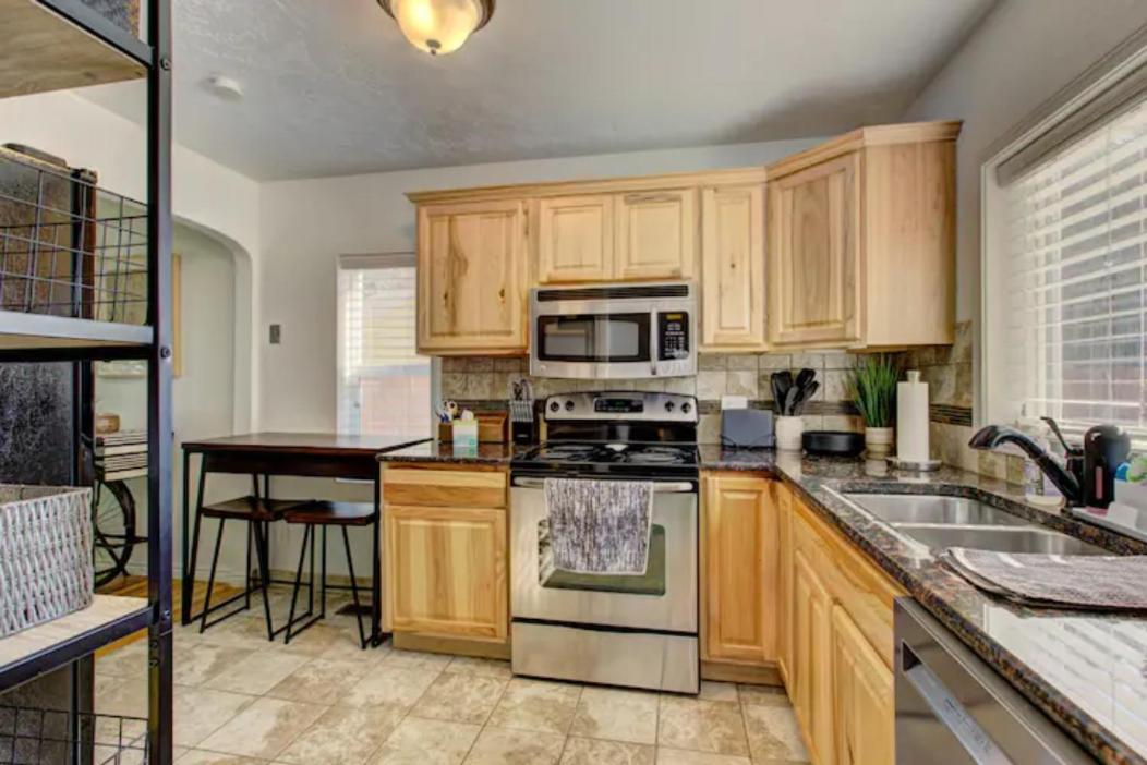 Home Sweet Idahome, Feels Like Home With All The Decor You Wish You Could Afford King Bed In Master, Fully Fenced Dog Friendly Yard, A Few Blocks From Bsu And Downtown Boise, Your Perfect Stay! Екстериор снимка